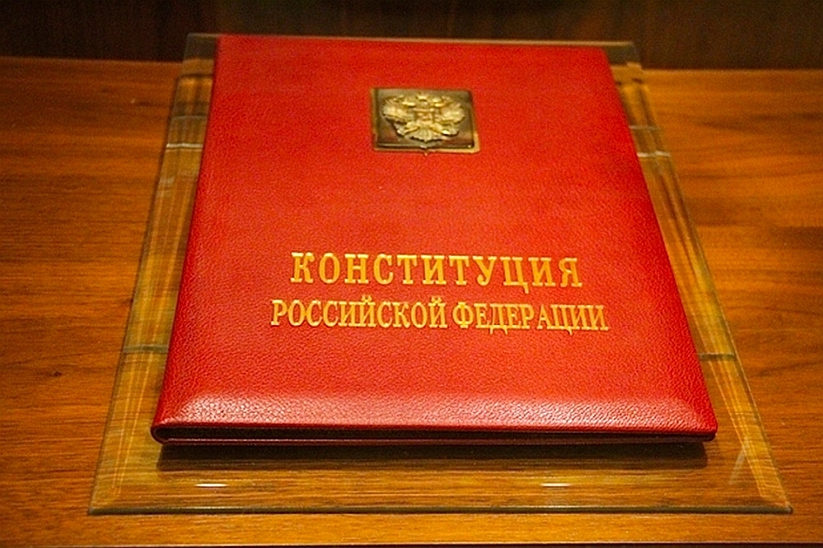 20 июля 2017г. Синельщиковым Ю.П. подготовлен и внесен совместно с депутатами от фракций КПРФ, ЛДПР и Справедливая Россия запрос в Конституционный Суд РФ о соответствии Конституции РФ закона, приравнивающего встречи депутатов с избирателями к митингам