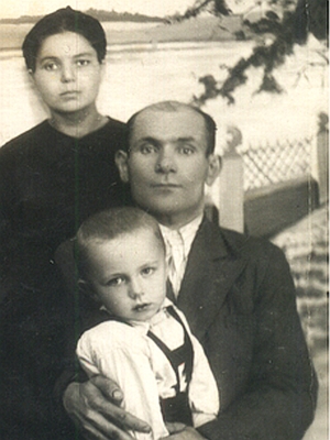 Ю.Синельщиков с отцом и матерью. 1951 г. 